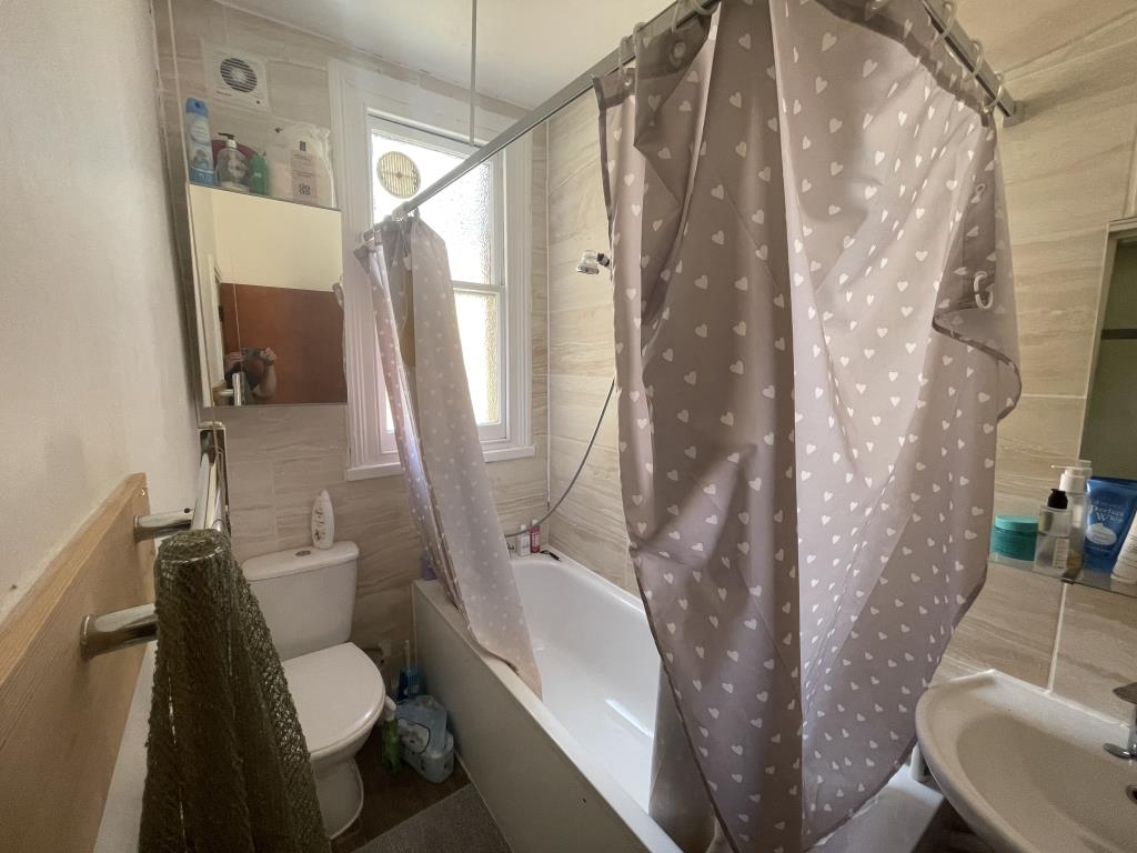 Lot: 156 - VACANT THREE-BEDROOM FLAT - inside image of flat bathroom